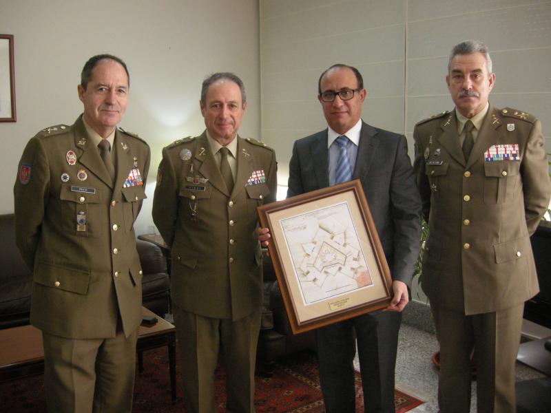El General Director del Instituto de Historia y Cultura Militar visita al Delegado del Gobierno