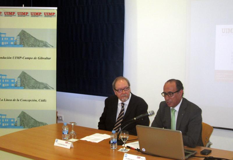El Delegado del Gobierno imparte una conferencia sobre la realidad intercultural de Melilla en la sede linense de la UIMP 