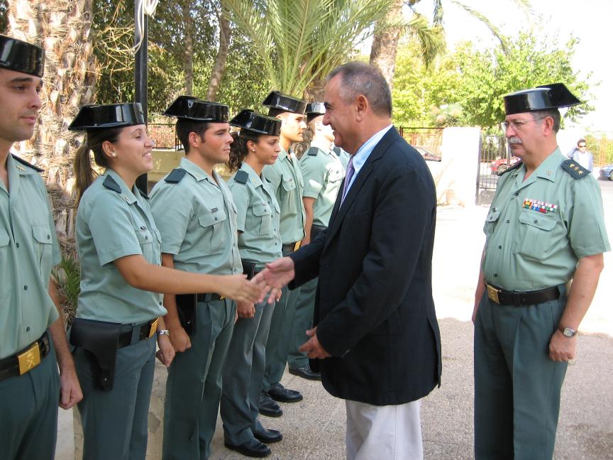El Delegado del Gobierno, Rafael González Tovar, saluda a una Guardia Civil del cuartel de Torre Pacheco.