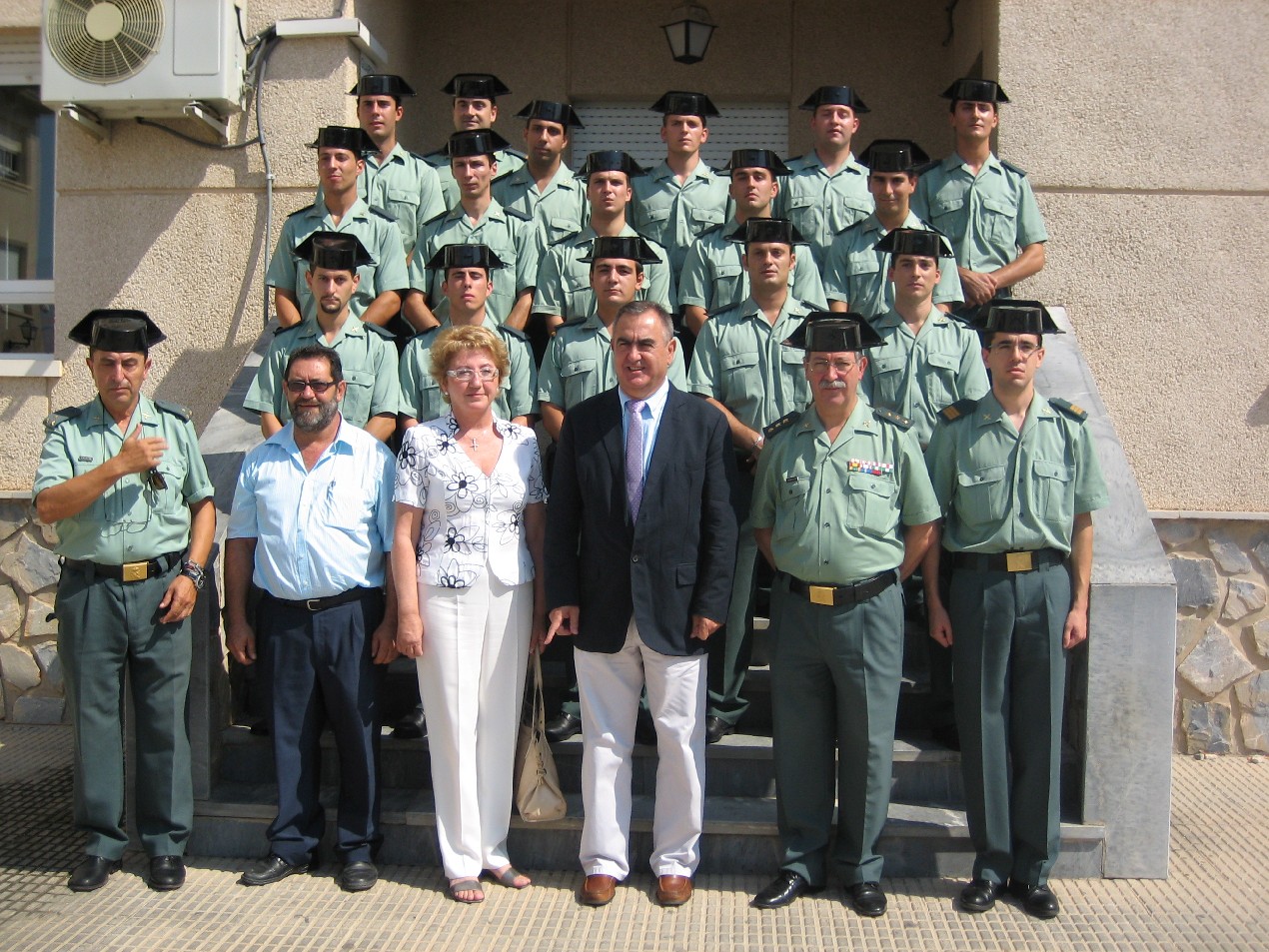 El Delegado del Gobierno, Rafael González Tovar, con los nuevos efectivos de la Guardia Civil en el cuartel de Santiago de la Ribera, y la alcaldesa de San Javier, Pepa García.