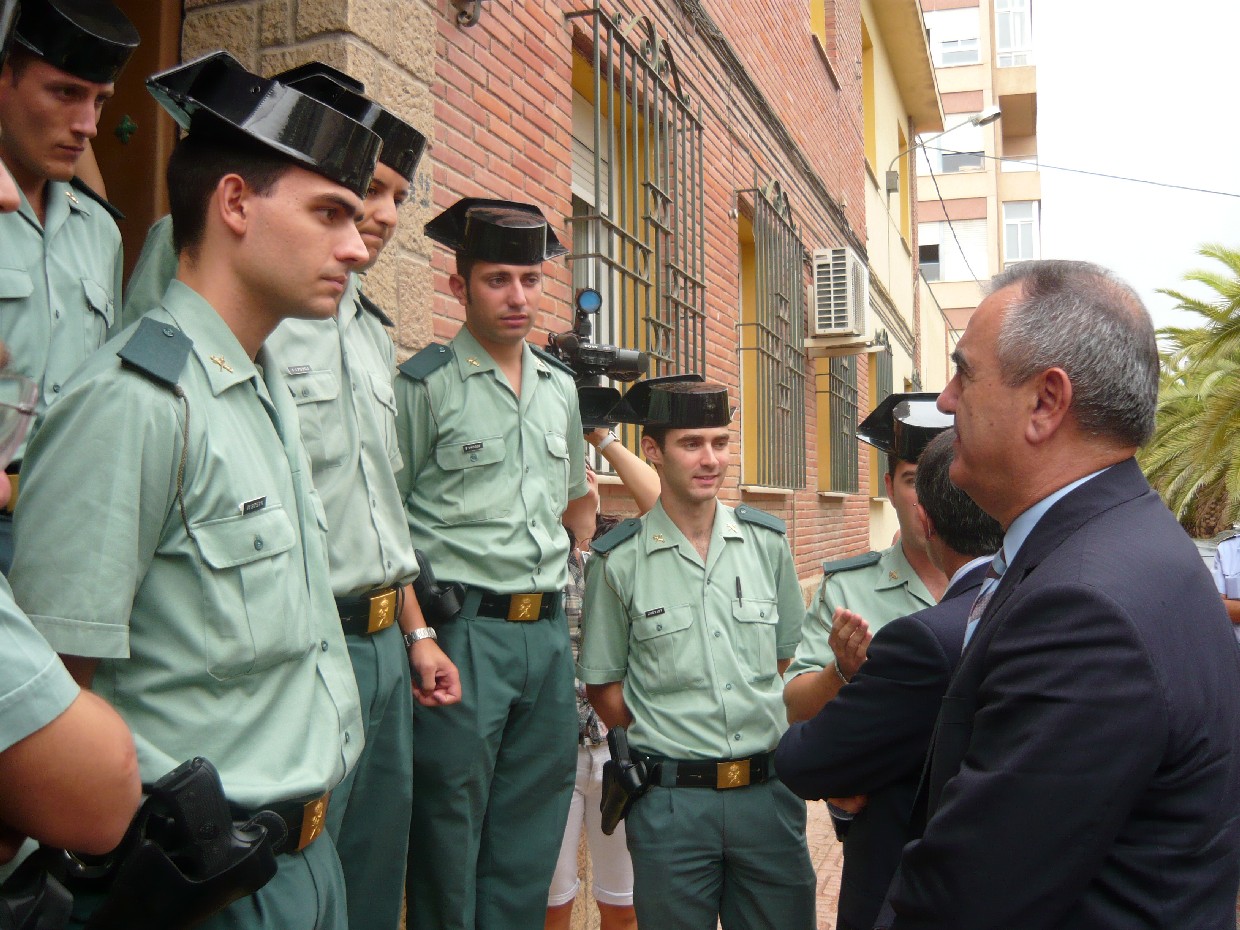 El Delegado del Gobierno, Rafael González Tovar, junto con los nuevos Guardias Civiles en Lorca.