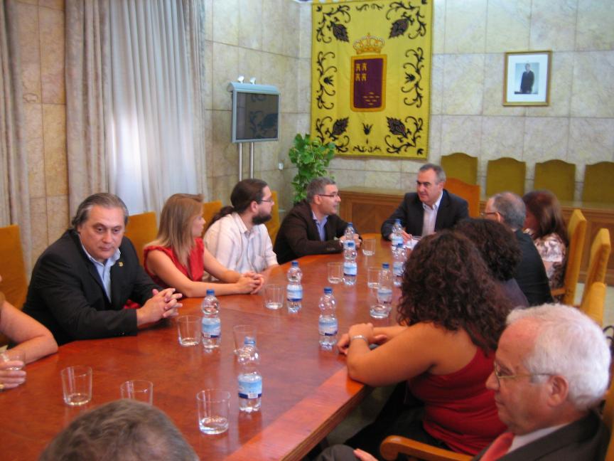 El Delegado del Gobierno, Rafael González Tovar, junto con miembros de las Asociaciones de Prensa de Murcia, Almería, Alicante y Albacete.