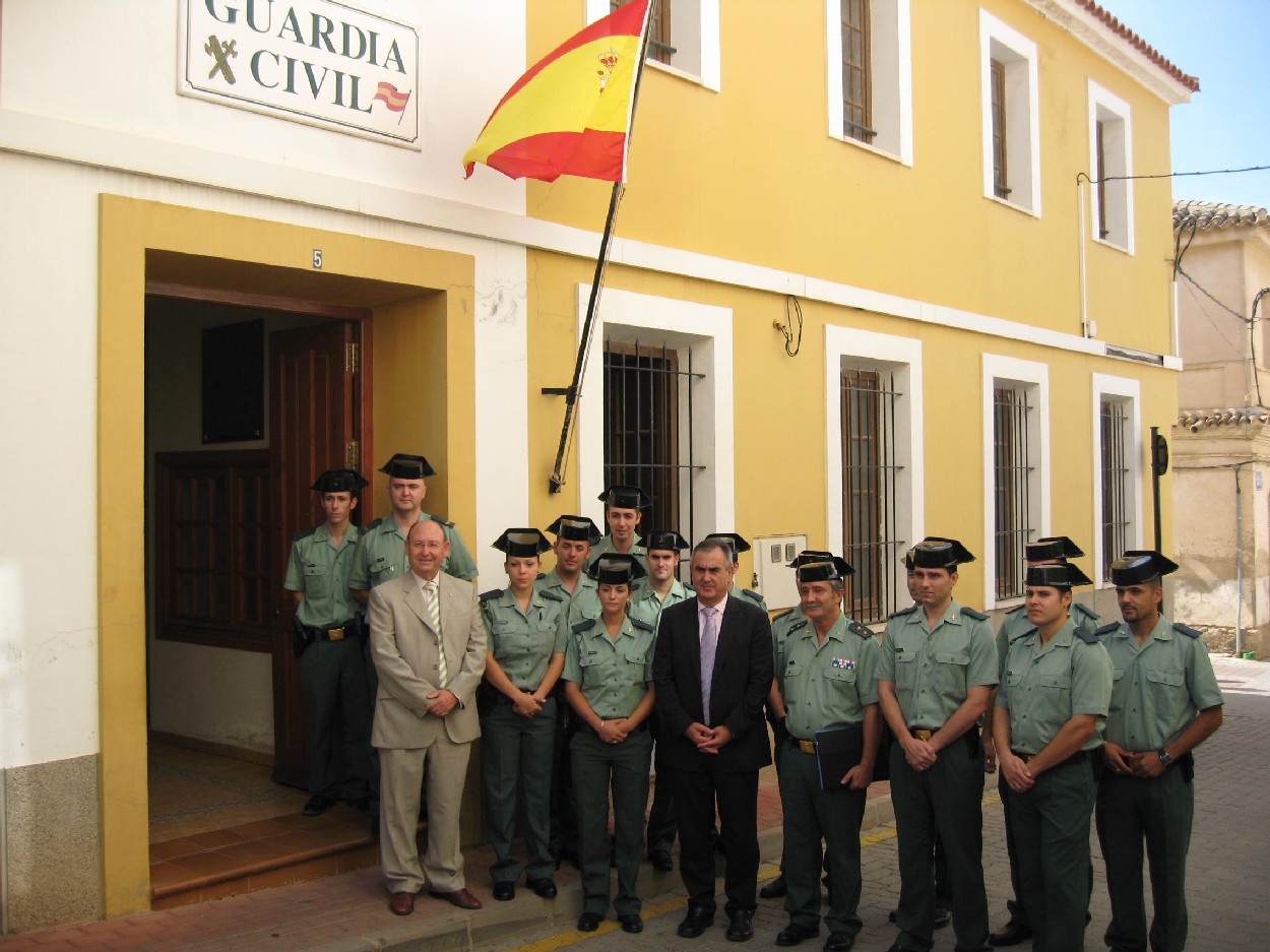 El Delegado del Gobierno, Rafael González Tovar, junto a los nuevos guardias civiles en Alhama de Murcia.