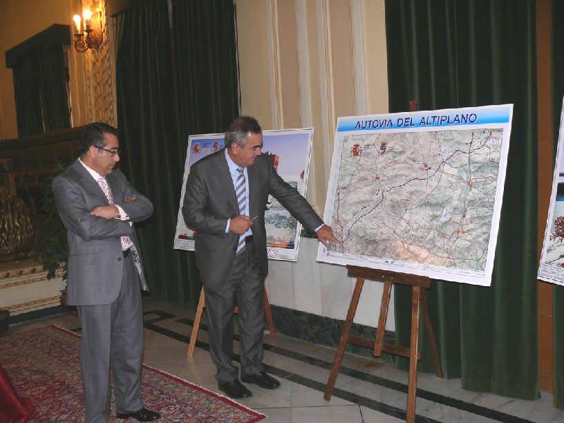 El Delegado del Gobierno, Rafael González Tovar, muestra al alcalde de Jumilla, Francisco Abellán, el mapa de la autovía del Altiplano.