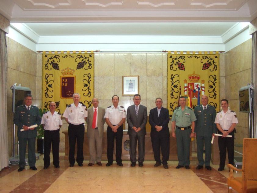 El Delegado del Gobierno, Rafael González Tovar, junto con los efectivos del Cuerpo Nacional de Policía y de la Guardia Civil condecorados. 