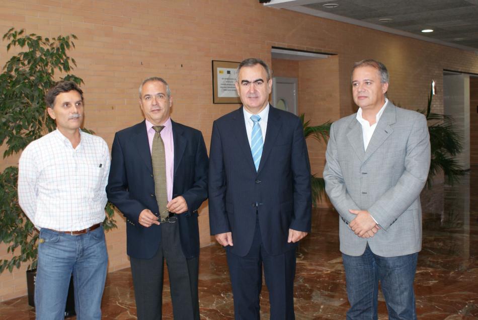 El Delegado del Gobierno, Rafael González Tovar, junto con miembros del CEBAS.