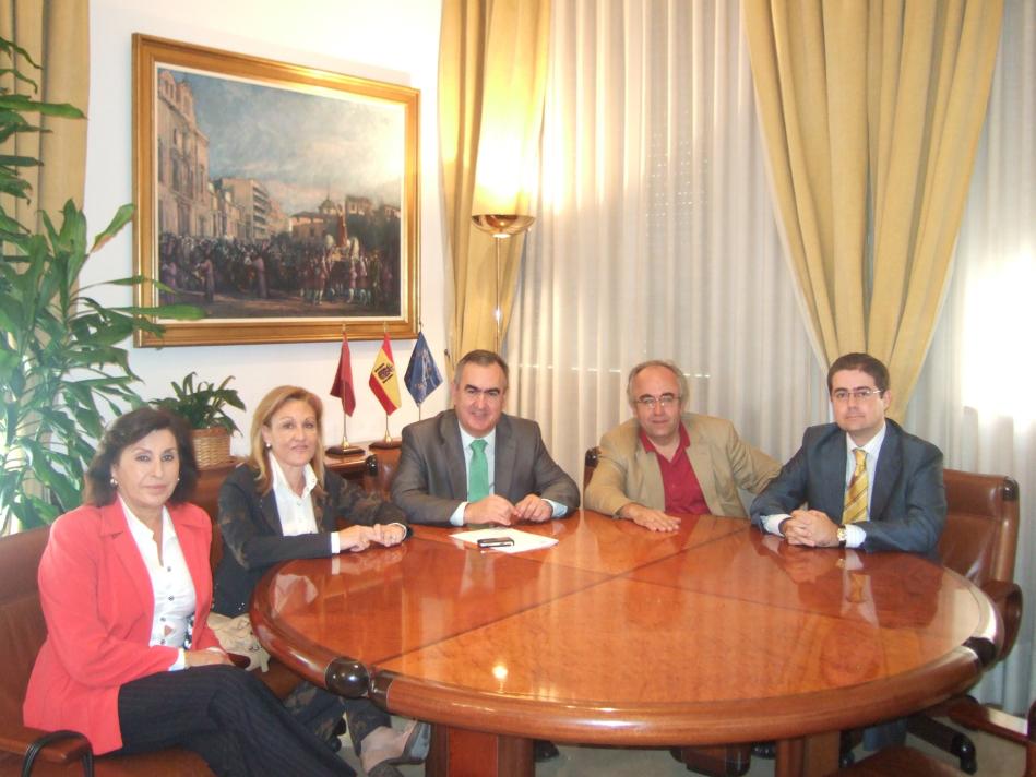 El Delegado del Gobierno, Rafael González Tovar, junto con los representantes de HOSTEMUR.