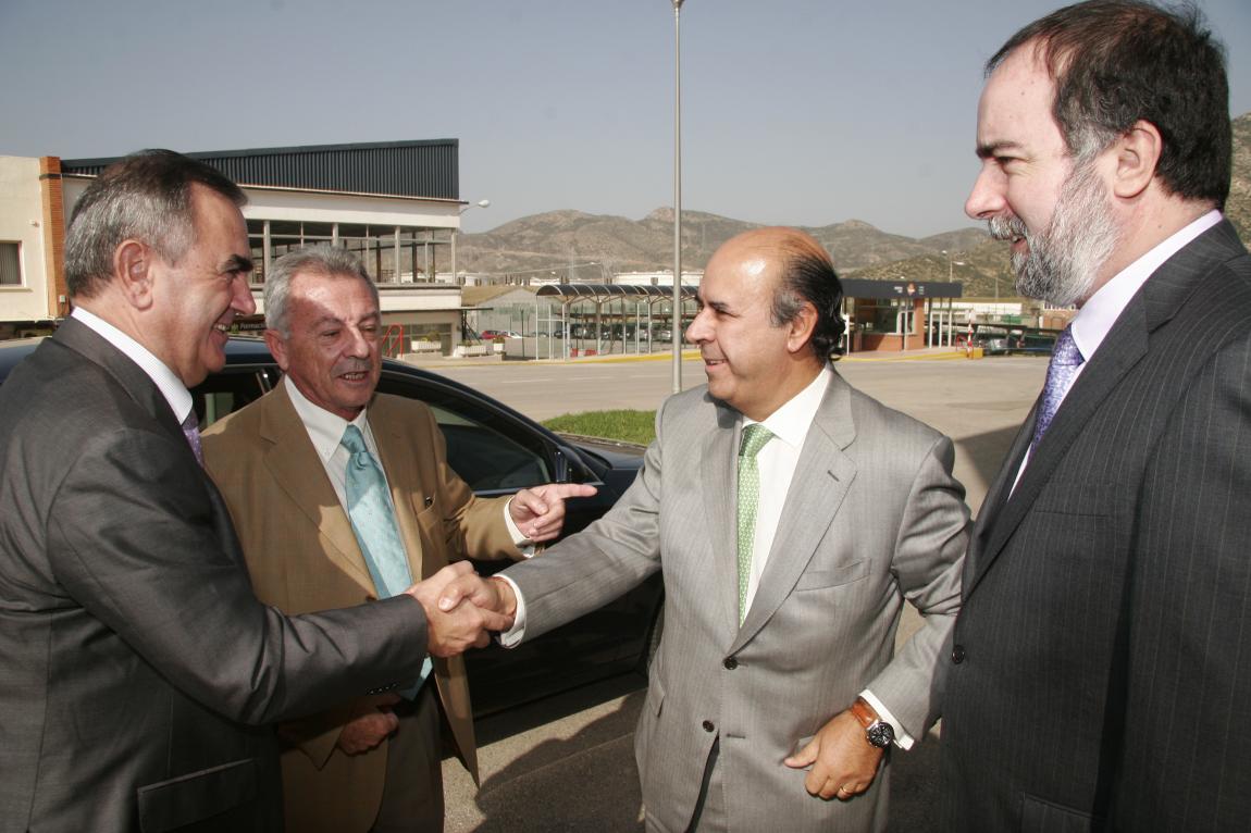El Delegado del Gobierno, Rafael González Tovar, junto con responsables de Repsol.