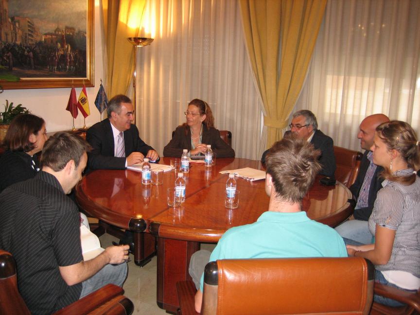 El Delegado del Gobierno, Rafael González Tovar, junto con representantes de la Plataforma del Voluntariado de la Región de Murcia.