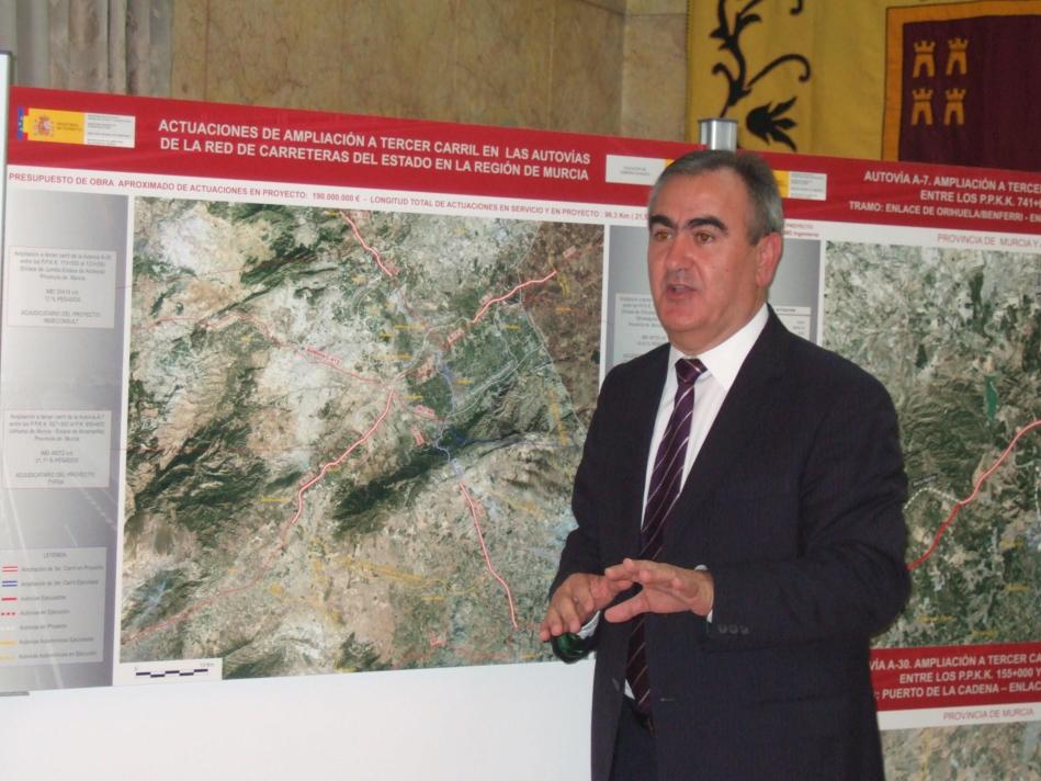 El Delegado del Gobierno, Rafael González Tovar, junto con un mapa de los terceros carriles.