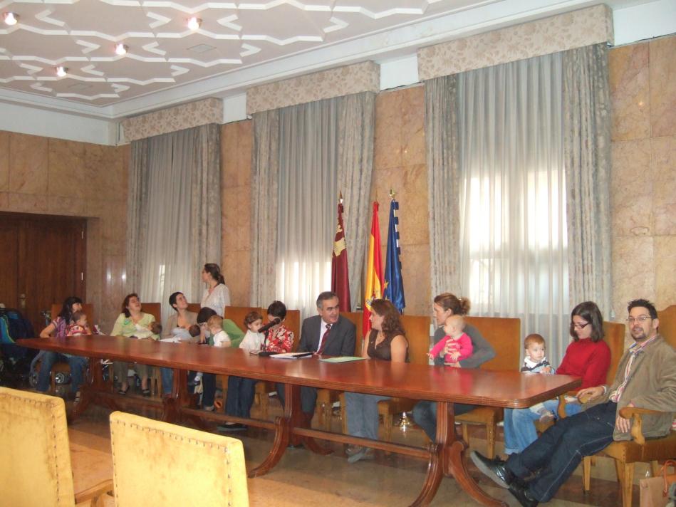 El Delegado del Gobierno, Rafael González Tovar, junto con representantes de la Asociación LACTANDO.