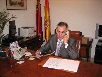 El Delegado del Gobierno, Rafael González Tovar, en su despacho trabajando.