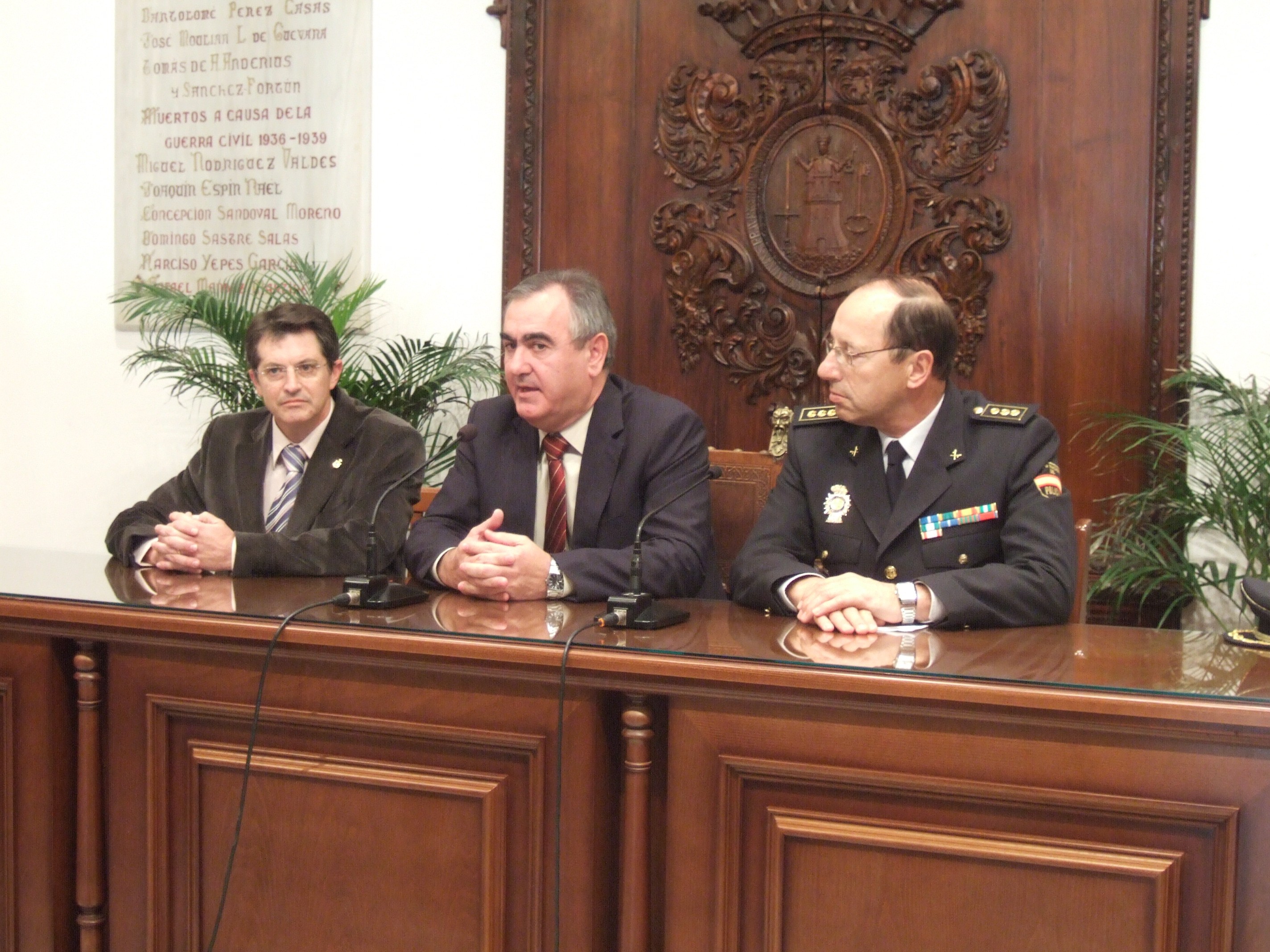 De izq. a der. El alcalde de Lorca, Francisco Jódar, el Delegado del Gobierno, Rafael González Tovar, y el Jefe Superior de la Policía, Carlos Llorente.