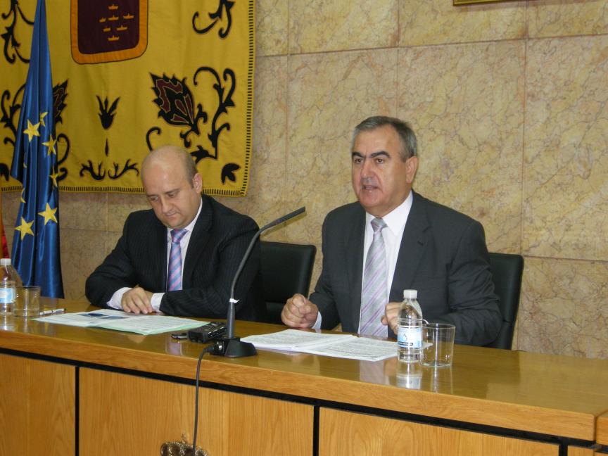 El delegado del Gobierno en Murcia, Rafael González Tovar, y el delegado territorial de la Agencia Estatal de Meteorología, Fernando Belda