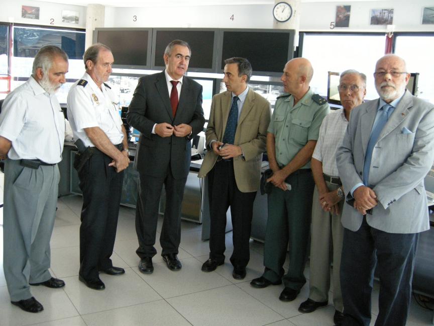 El Delegado del Gobierno junto con profesionales del Cuerpo Nacional de Policía, Guardia Civil, Salvamento Marítimo, Capitanía Marítima, Autoridad Portuaria, FRONTEX, y Cruz Roja.
