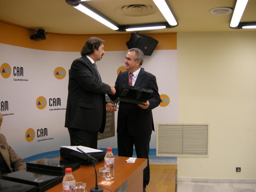 González Tovar recibe la placa de Socio de Honor de la Asociación Murciana de Víctimas del Terrorismo
