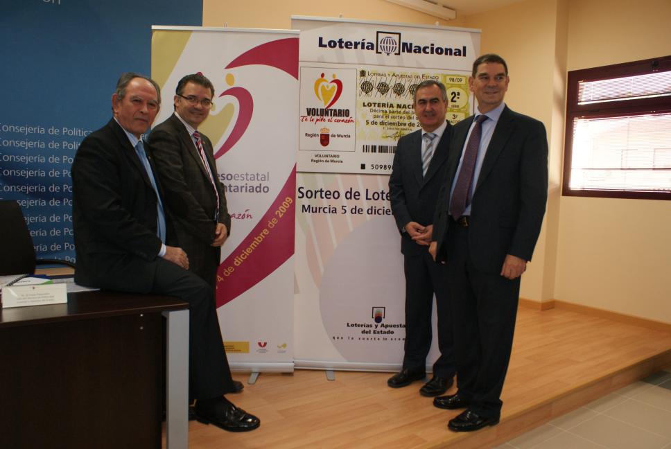 El delegado del Gobierno presenta el sorteo de Lotería Nacional a celebrar el día 5 de diciembre en Murcia con motivo del Congreso Estatal del Voluntariado