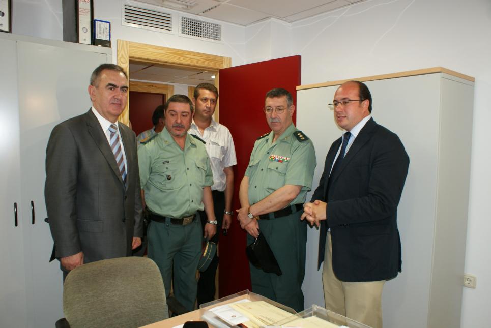El Delegado del Gobierno, Rafael González Tovar, en la casa cuartel de la Guardia Civil.