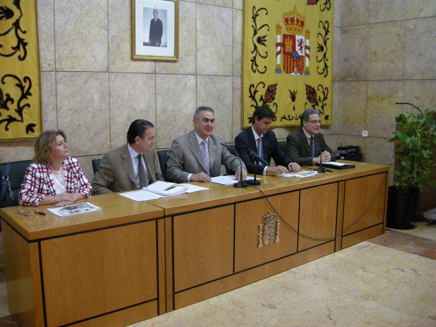 El Delegado del Gobierno, Rafael González Tovar, junto con representantes de Iberdrola.