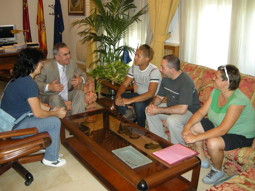El Delegado del Gobierno, Rafael González Tovar, junto con representantes de No te Prives.