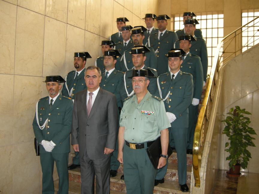 El Delegado del Gobierno, Rafael González Tovar, recibe a los nuevos Guardias Civiles.
