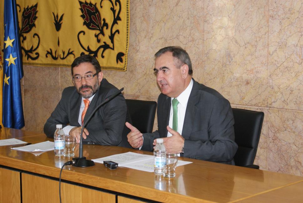 En imagen, el Jefe Provincial de Tráfico en Murcia, Francisco Javier Jimémez, y el Delegado del Gobierno, Rafael González Tovar.