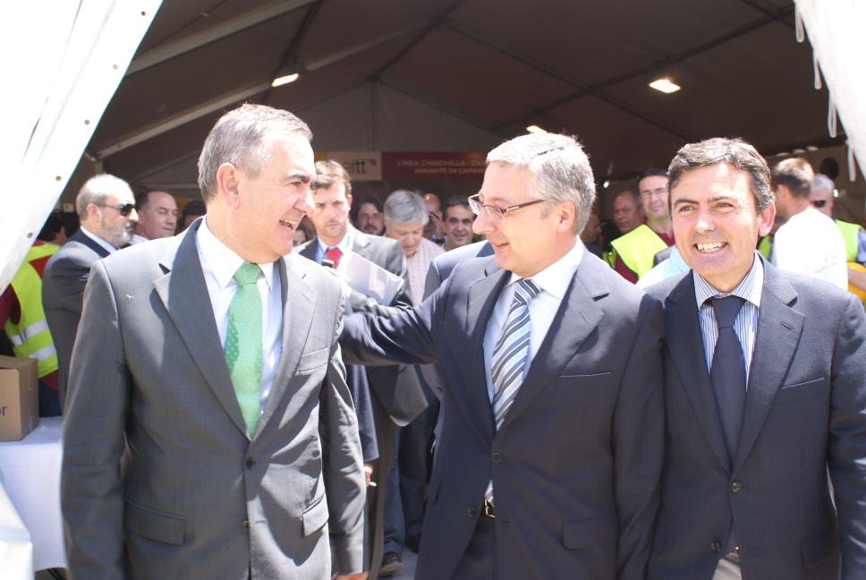 El Delegado del Gobierno, Rafael González Tovar, el Ministro de Fomento, Pepe Blanco, y el Secretario General del PSRM-PSOE, Pedro Saura, en Camarillas.