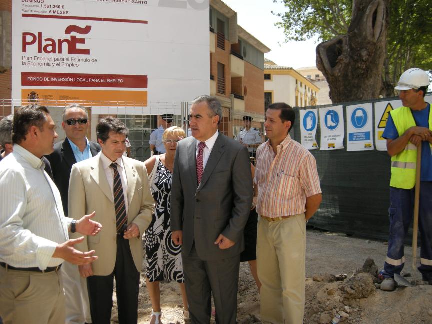 El Delegado del Gobierno, Rafael González Tovar, junto al alcalde de Lorca, Francisco Jódar visitando las obras del Plan E.