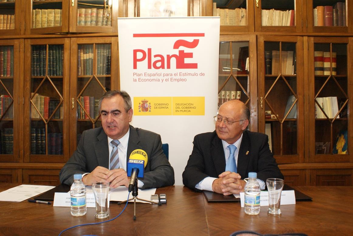 El Delegado del Gobierno, Rafael González Tovar, junto al alcalde de Cieza, presentando las obras del PLAN E.