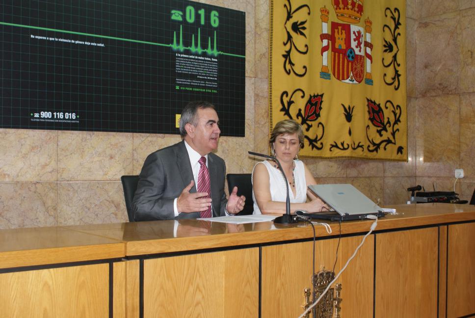 El Delegado del Gobierno, Rafael González Tovar, y la Jefa de la Unidad de Coordinación contra la Violencia sobre la mujer, Francisca Munuera.