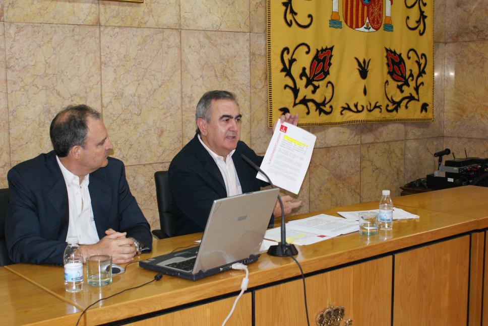 El Delegado del Gobierno, Rafael González Tovar, muestra a los medios de comunicación las notas del prensa del Ayuntamiento de Murcia.