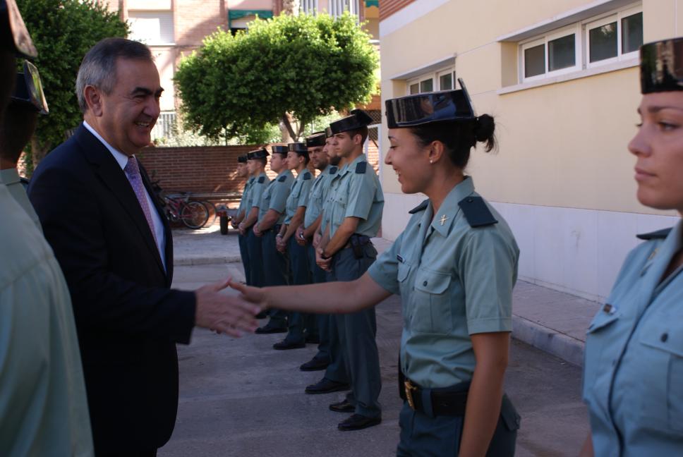 El Delegado del Gobierno, Rafael González Tovar, saluda a una nueva Guardia Civil.