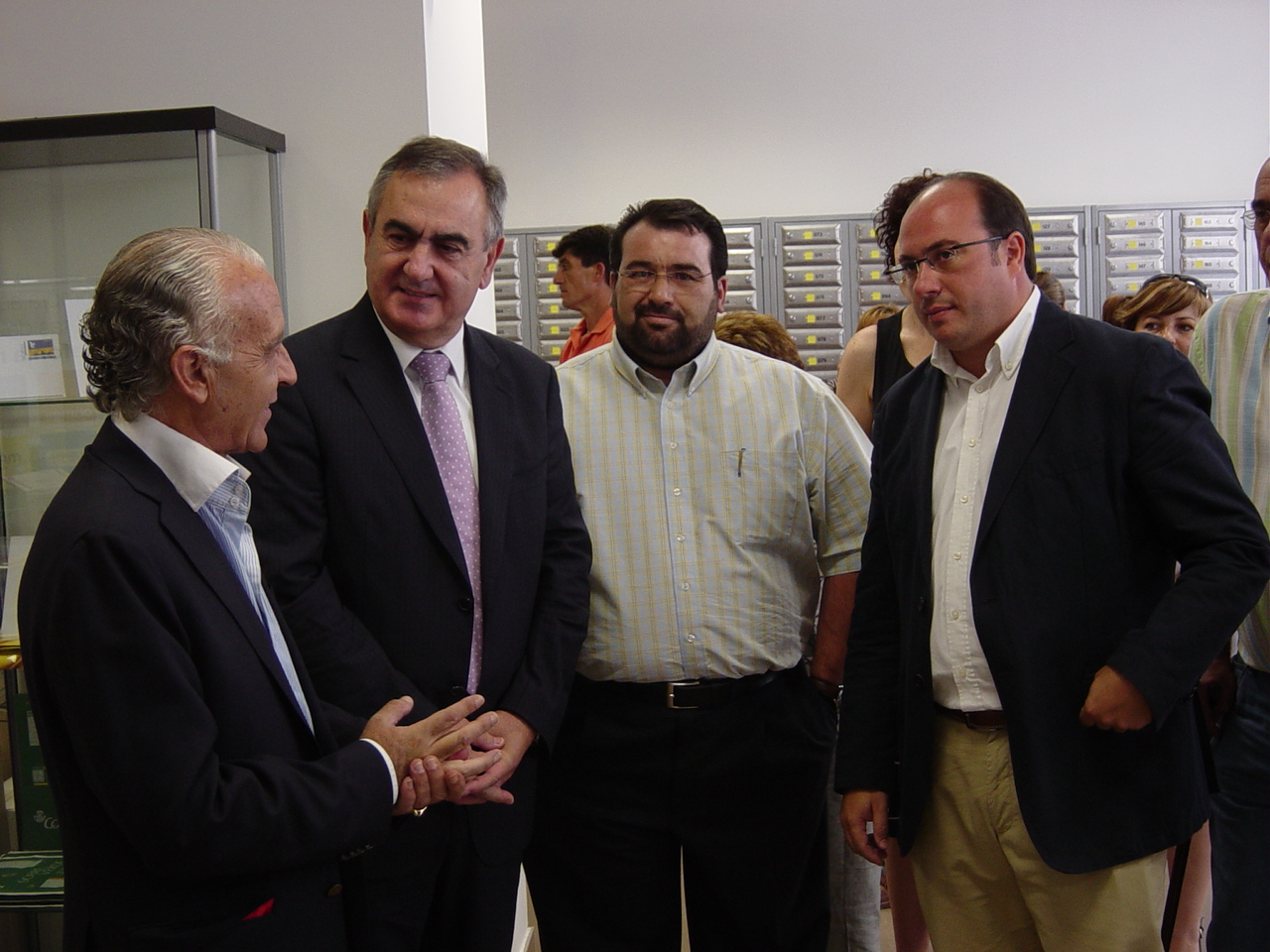 El Delegado del Gobierno, Rafael González, junto al Jefe Provincial de Correos, Santiago García Pérez, en la nueva oficina de Correos en Puerto Lumbreras.