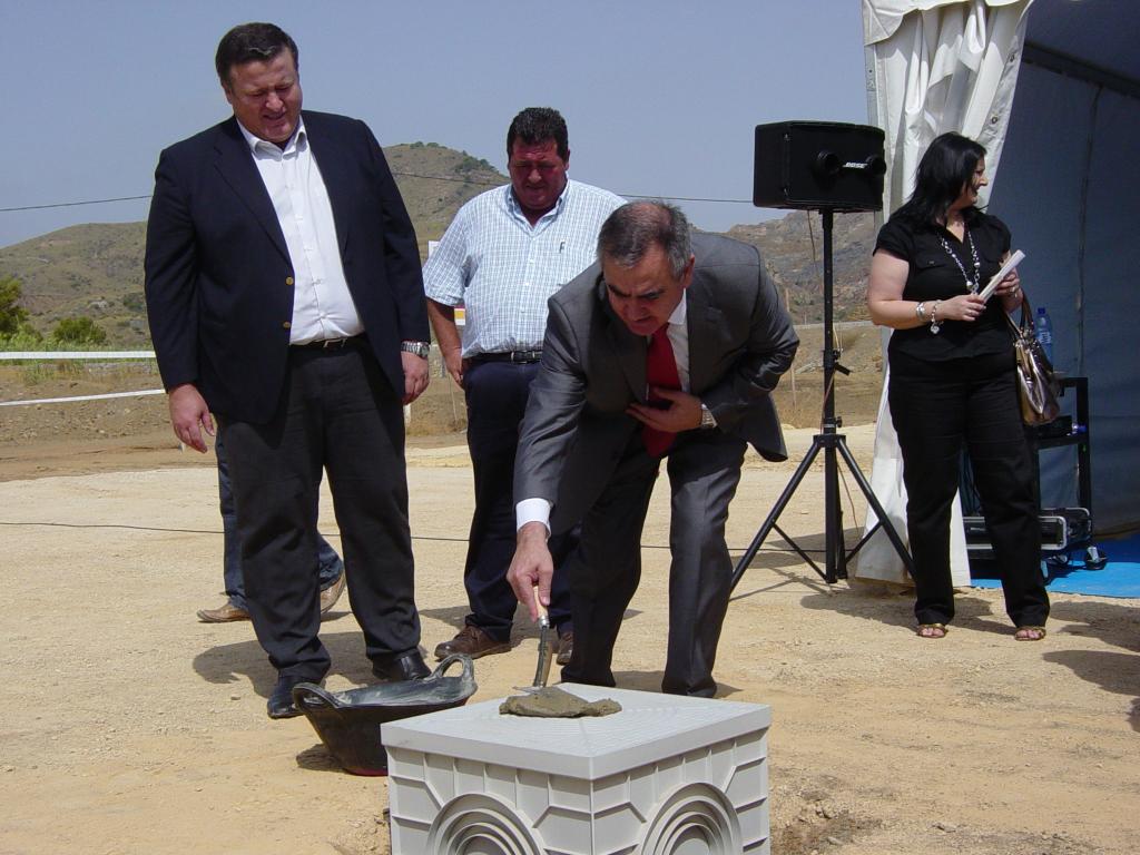 El Delegado del Gobierno, Rafael González Tovar, pone la primera piedra del pabellón polideportivo de Portmán.