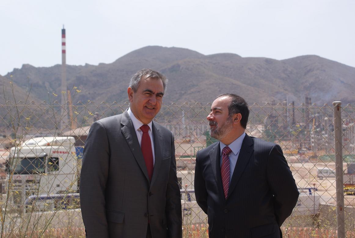 El Delegado del Gobierno, Rafael González Tovar, junto con el director de la refinería, Francisco Vázquez.