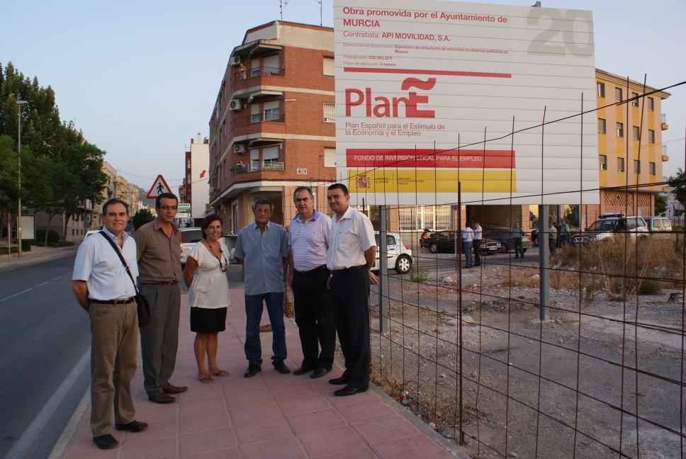 El Delegado del Gobierno, Rafael González Tovar, visita las obras del Plan E en pedanías del sureste.
