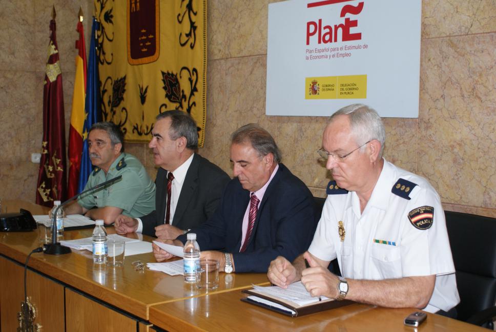 El Delegado del Gobierno en Murcia, Rafael González Tovar, dando cuenta de las inversiones en seguridad del Plan E.