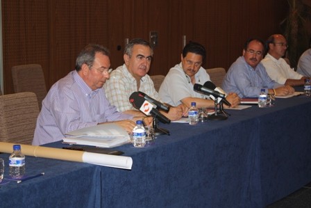 El Presidente de FRECOM, Fulgencio Belando, el Delegado del Gobierno, Rafael González Tovar, y el Alcalde de San Pedro del Pinatar, José María García.