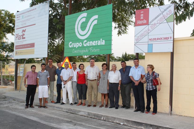 El Delegado del Gobierno, Rafael González Tovar, junto con vecinos visitan obras del Plan E, como este campo de fútbol del Raal.