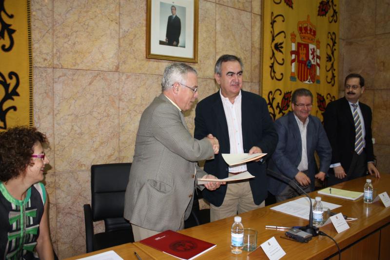El Delegado del Gobierno en Murcia, Rafael González Tovar, firma con el Rector de la UMU, José Antonio Cobacho el convenio de colaboración.