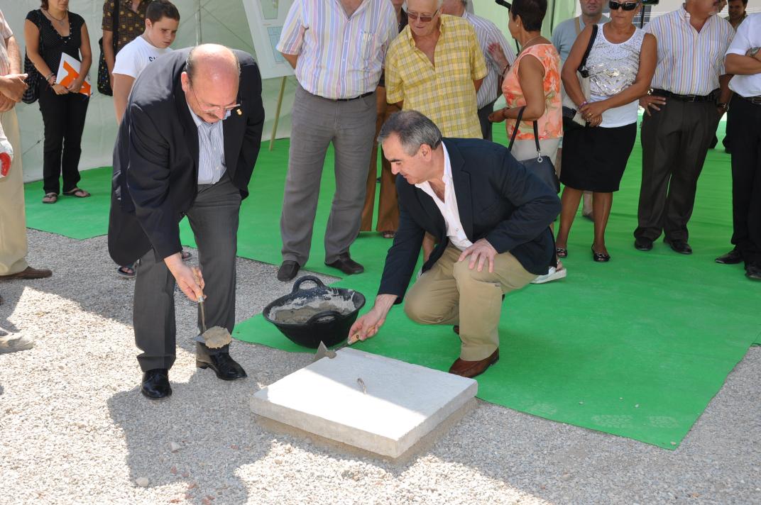 El Alcalde de Mula,Diego Cervantes y el Delegado del Gobierno en Murcia, Rafael González Tovar, poniendo la primera piedra.