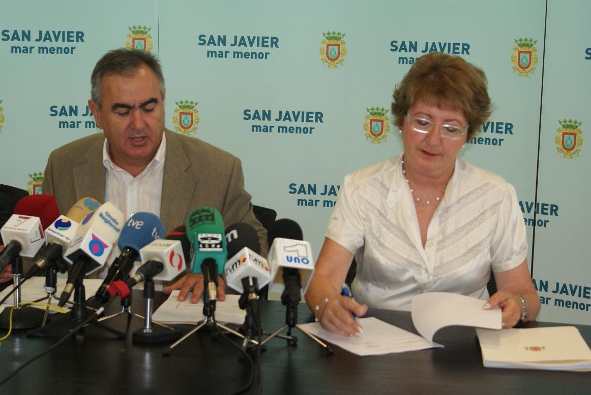 El Delegado del Gobierno en Murcia, Rafael González Tovar, junto a la alcaldesa de San Javier, Pepa García.