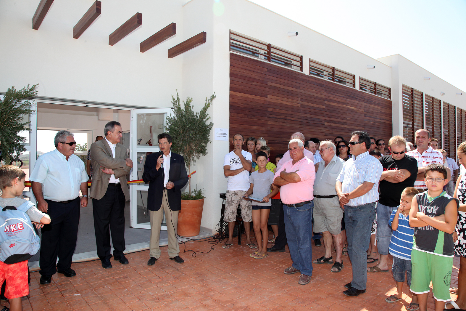 El Delegado del Gobierno junto con el alcalde de Lorca inauguran la nueva piscina  pública al aire libre  y Centro de Recreo en La Parroquia, con cargo al Fondo de Inversión Local 