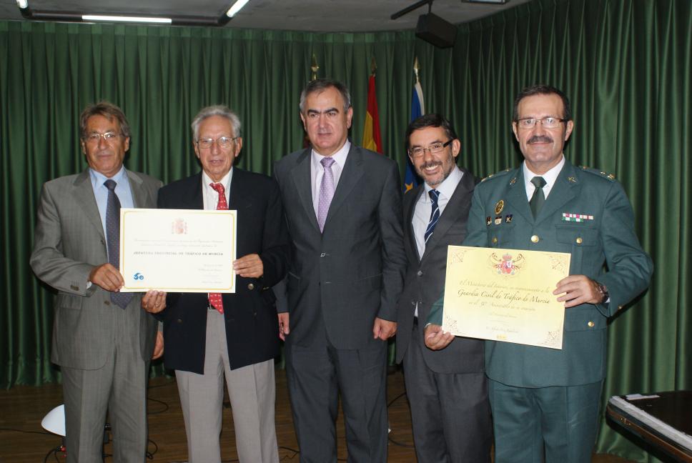 El Delegado del Gobierno en Murcia hace entrega de 2 diplomas conmemorativos del Ministerio del Interior a la Jefatura Provicnial de Tráfico en Murcia, y a la Agrupación de Tráfico de la Guardia Civil.