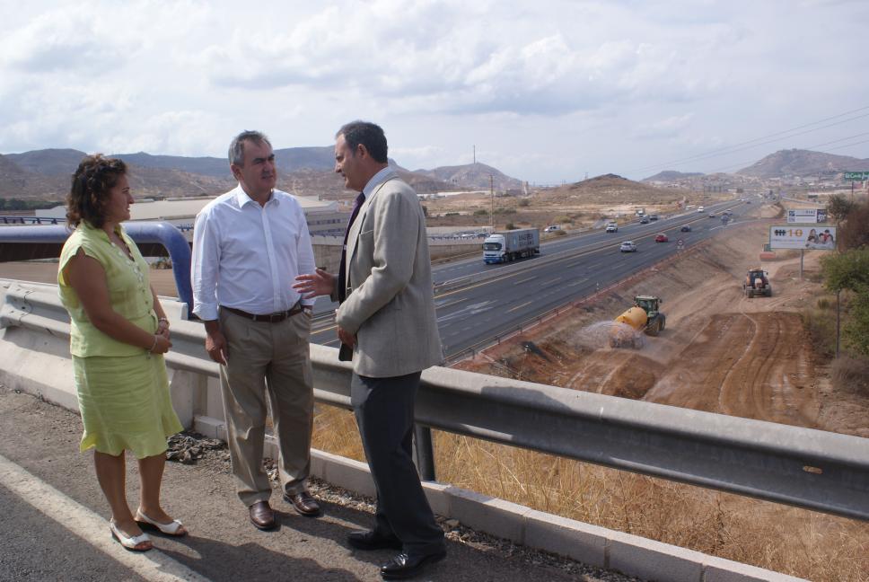González Tovar visita la ampliación del tercer carril en el enlace La Manga con el Puerto de Cartagena