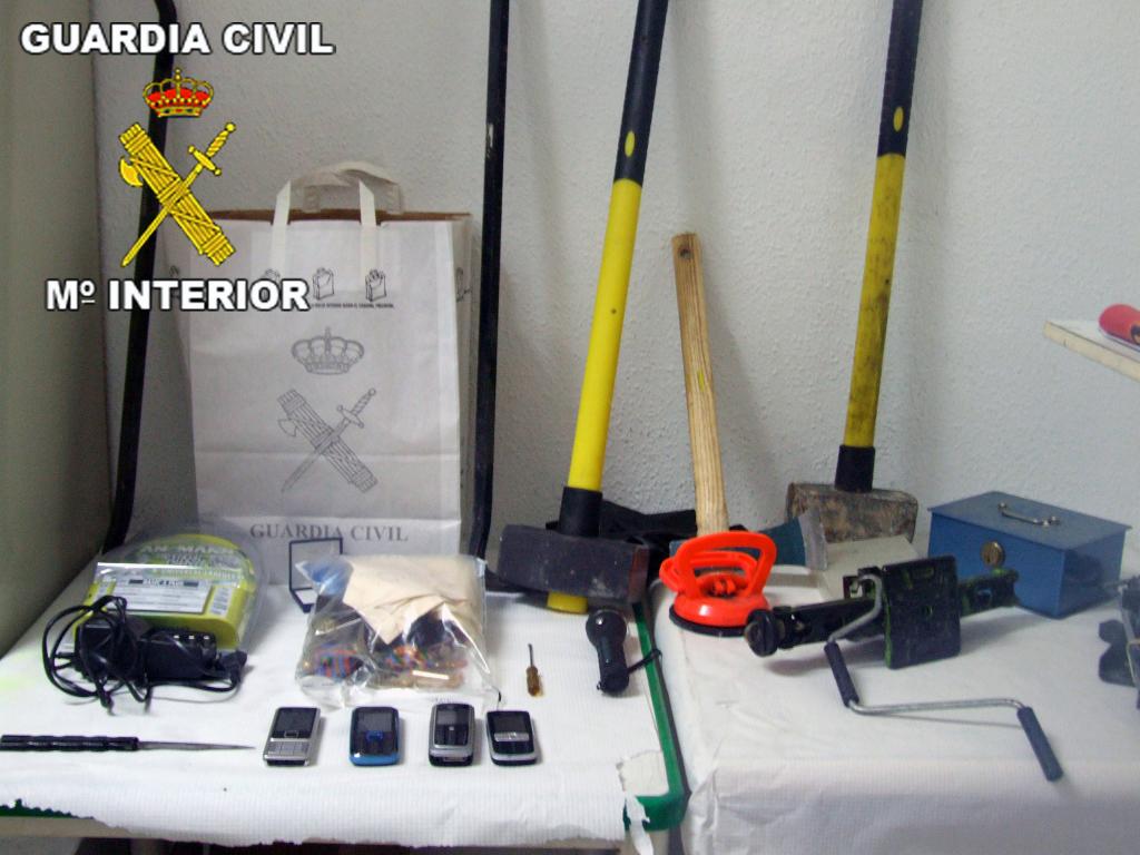 La Guardia Civil desmantela dos organizaciones especializadas en robos con violencia e intimidación con armas de fuego