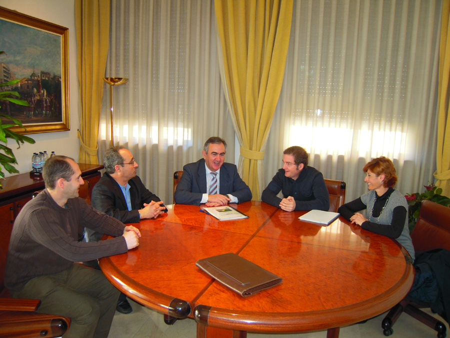 González Tovar se reúne con los responsables del proyecto de conservación del caballito de mar