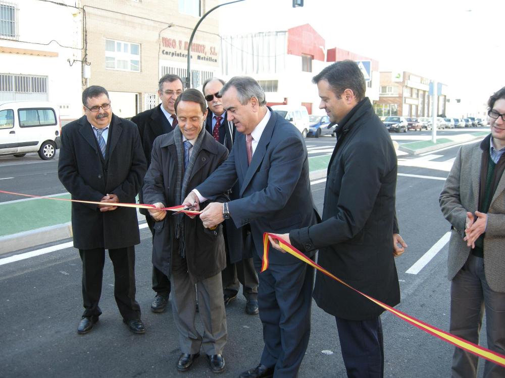 El delegado del Gobierno y el alcalde de Yecla inauguran diversas obras del Plan E en la localidad