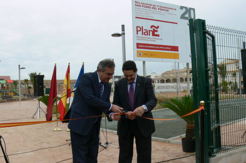González Tovar y el alcalde de San Pedro del Pinatar inauguran el Jardín Botánico de las Salinas, financiado con cargo al Fondo Estatal de Inversión  Local