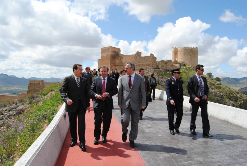 El secretario de Estado de Turismo y el alcalde de Jumilla inauguran el castillo y las obras del entorno